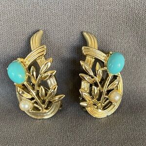 Vintage gold tone earring with turquoise and pearl colored stones. clip on back